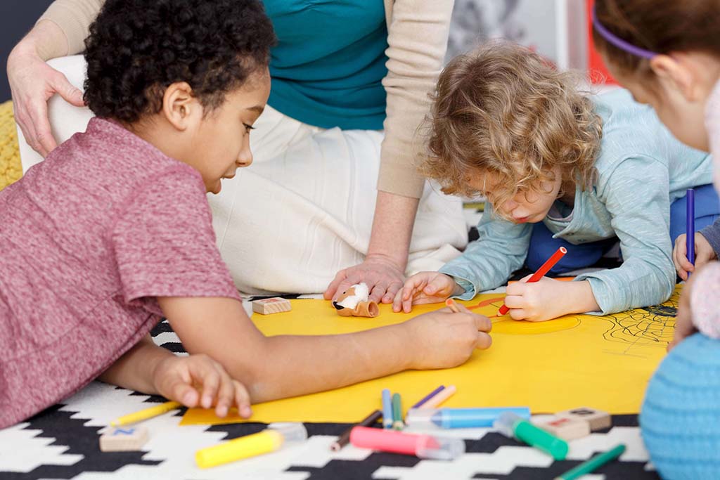 group-painting-in-kindergarten-PPB6ZV7.jpg